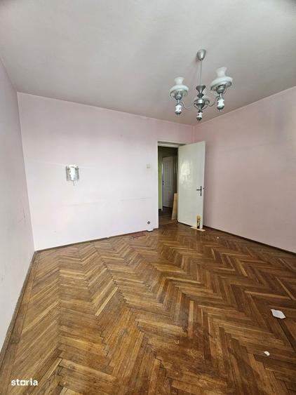 Central-Vand apartament cu 3 camere, balcon si boxa - 4