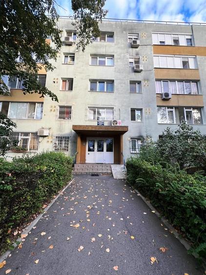 Apartament cu 3 camere semidecomandat în Gorjului