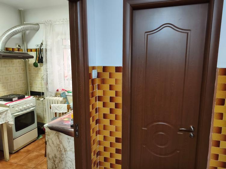 Apartament cu 3 camere decomandat în Drumul Taberei