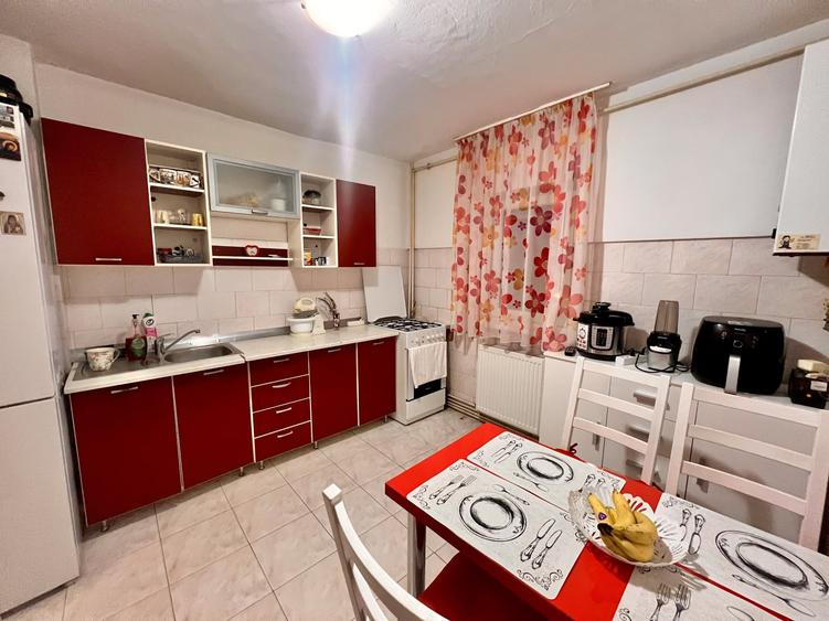 Apartament cu 3 camere decomandat, mobilat în Girocului