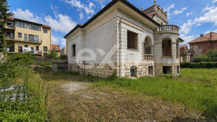 Casă individuală cu 9 camere cu Canalizare în Centrul Istoric
