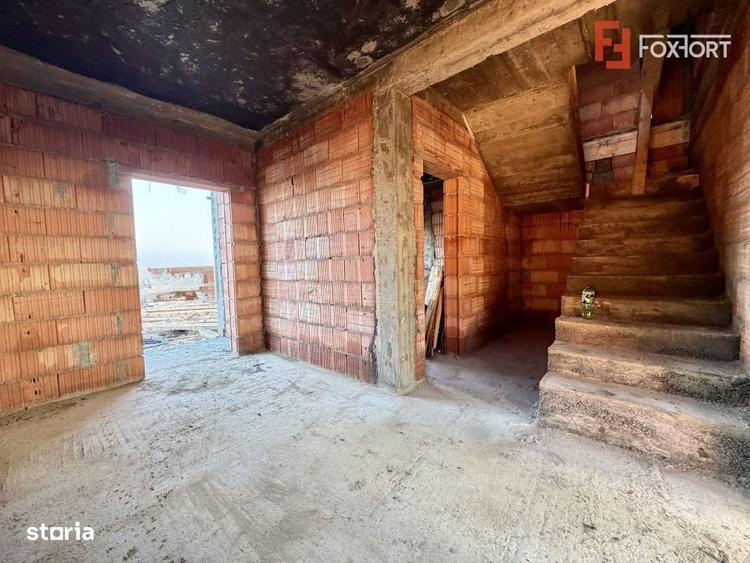 Casă cu 4 camere în Carani