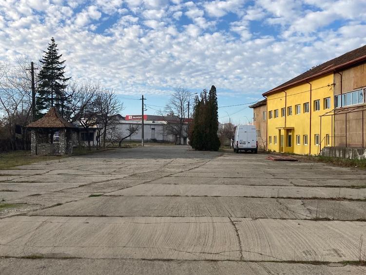 Spațiu comercial, de 1,500 mp, în Industrial