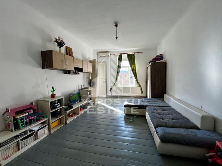 Apartament cu 3 camere decomandat, mobilat în Badea Cârțan