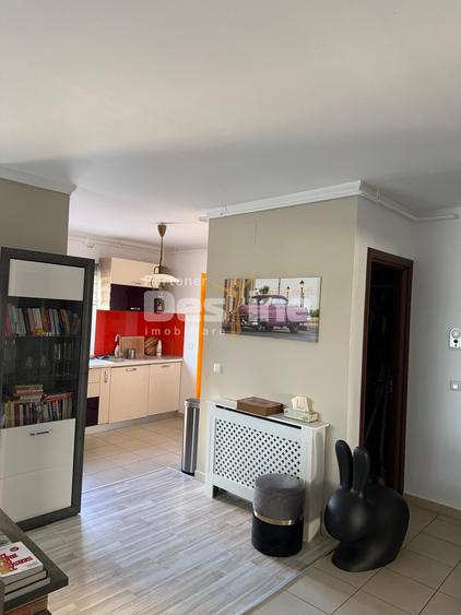 Apartament cu 3 camere semidecomandat, mobilat în Băneasa
