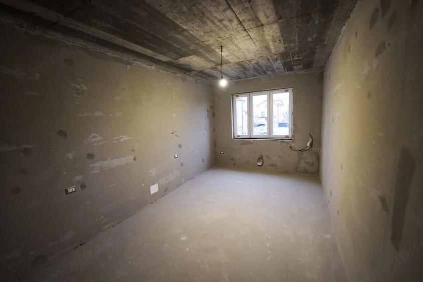 Casă cu 8 camere cu Teren 265 Mp în Romanești