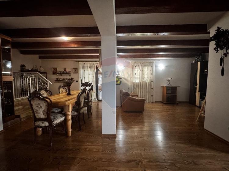 Casă individuală cu 5 camere cu Teren 1600 Mp în Sascut
