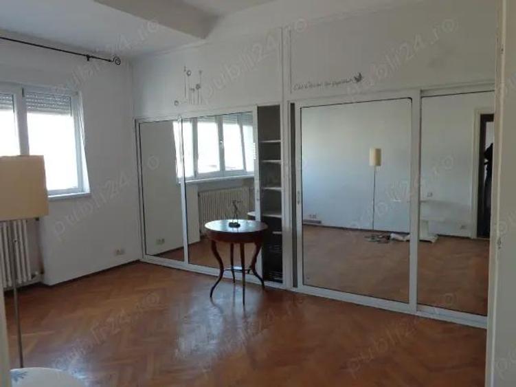 Apartament cu 4 camere, cu o suprafa?a utila de 105 m2, situat intre Pia?a Romana ?i Calea Victoriei - 8