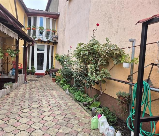 Casa 4 camere + spatiu comercial 55 mp, zona centrala