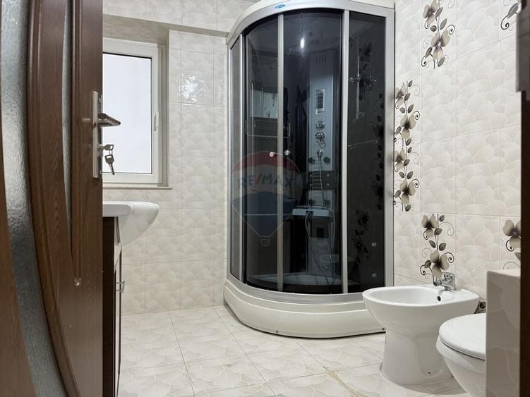 Apartament cu 3 camere de vanzare cu loc de parcare, Calea Barladului - 8