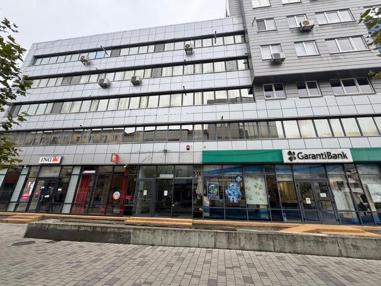 De inchiriat spatiu comercila ultra central pretabil pt banca, supermarket - 1