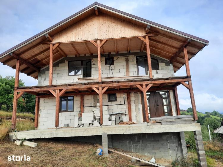 Casă cu 6 camere cu Teren 5600 Mp în Săcuieu