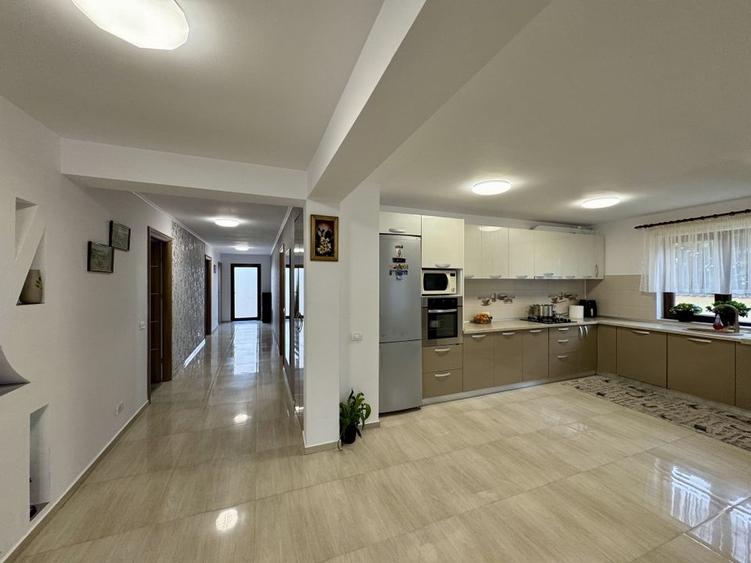 Casă Spațioasă de V&acirc;nzare &icirc;n Ghimbav | Două Apartamente | Teren 579 mp - 16