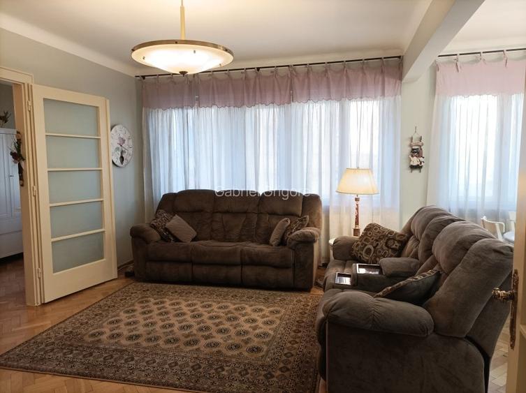 Apartament cu 3 camere semidecomandat, mobilat în Central