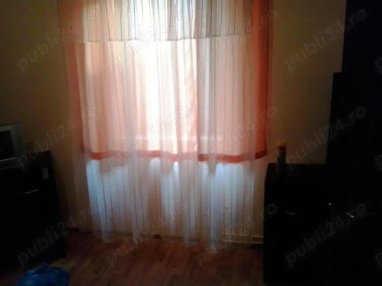 Vand urgent casa la curte - langa statia de metrou Piata Muncii !!! - 2