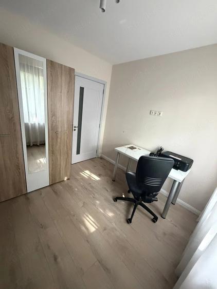Apartament cu 3 camere semidecomandat în Micro 14