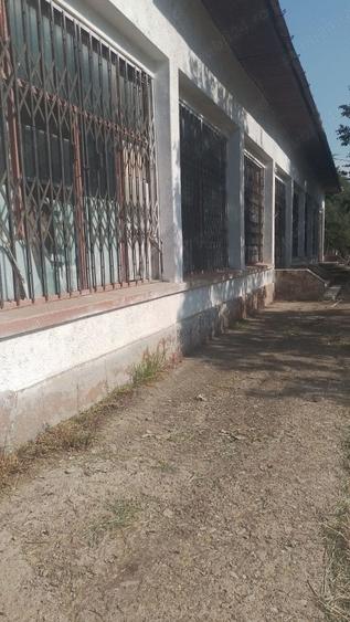 Spațiu comercial, de 350 mp, în Urecheni