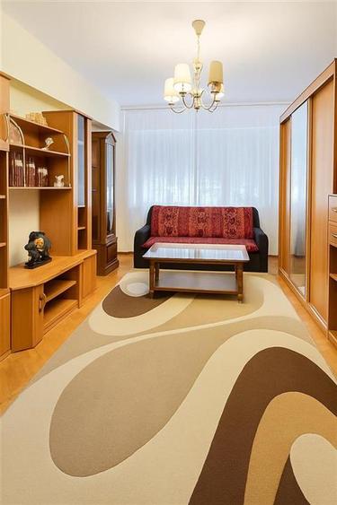Apartament cu 3 camere decomandat în Valenta