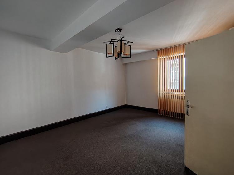Apartament cu 4 camere circular în P-ța Romană
