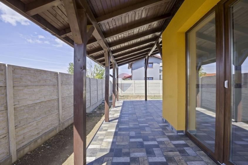 Casă cu 7 camere cu Teren 437 Mp în Livada