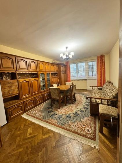 Apartament cu 3 camere decomandat, mobilat în Decebal