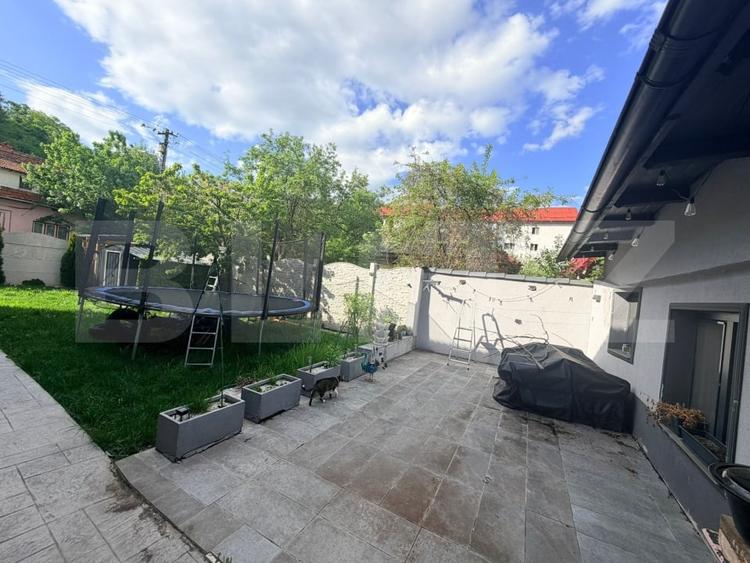Casă individuală cu 8 camere cu Canalizare în Noua