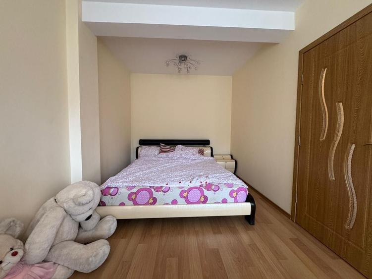 Apartament cu 3 camere semidecomandat, mobilat în Sud