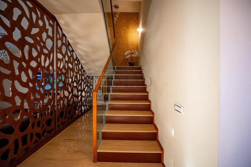 Casă cu 6 camere cu Teren 1700 Mp în Central