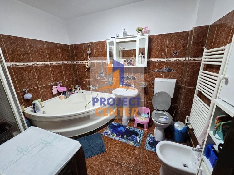 Casă individuală cu 10 camere cu Canalizare în Prelungirea Craiovei