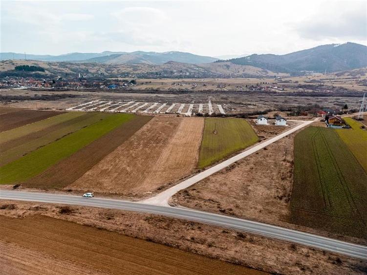 FILM! 5.500mp de inspiratie imobiliara, Tarlungeni,Brasov - 1