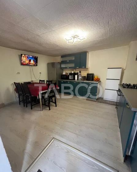 Casa centrala de vanzare in Gura Raului 560 mp curte+gradina - 2