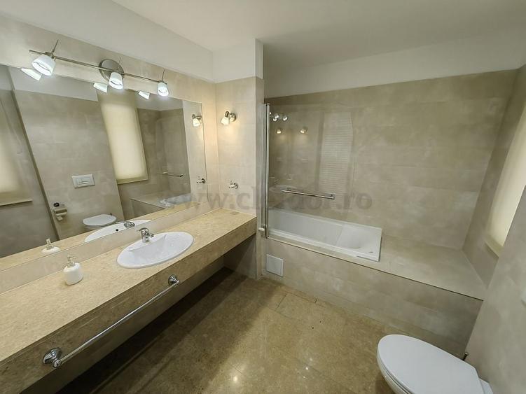 Casă individuală cu 9 camere cu Canalizare în Pipera
