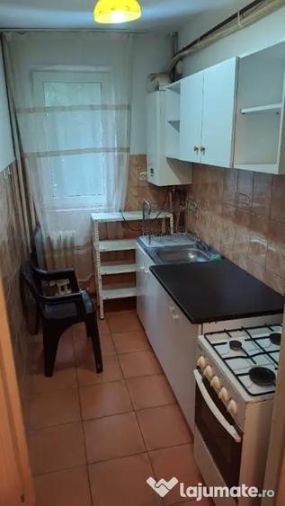 Apartament cu 2 camere decomandat în Podu Roș