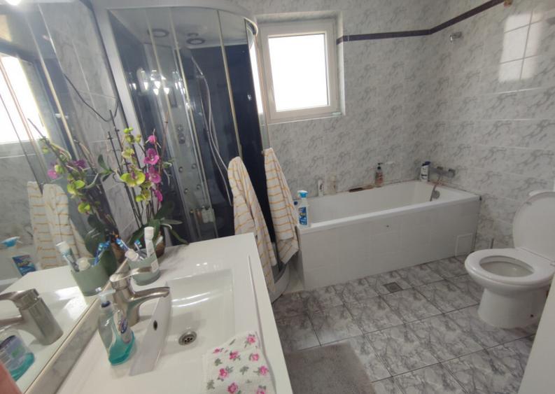 Casa cu garaj, teren 2000mp, chirie , Iaslovat - 9