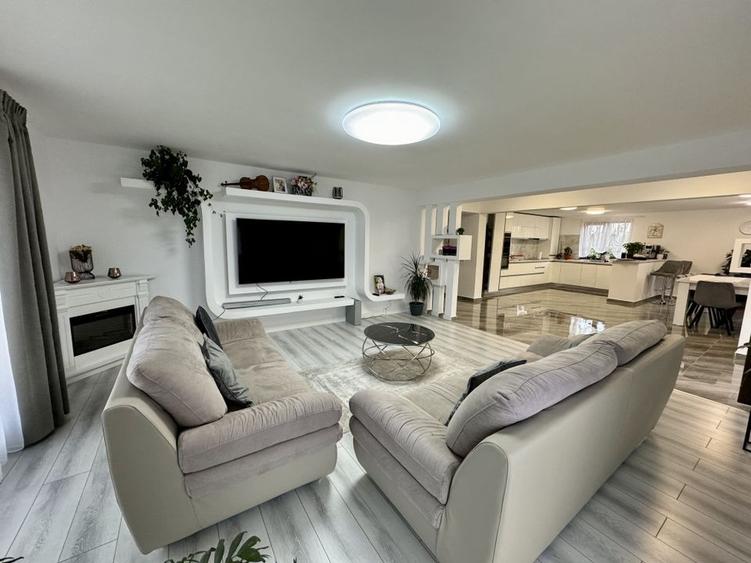 Casă Spațioasă de V&acirc;nzare &icirc;n Ghimbav | Două Apartamente | Teren 579 mp - 1