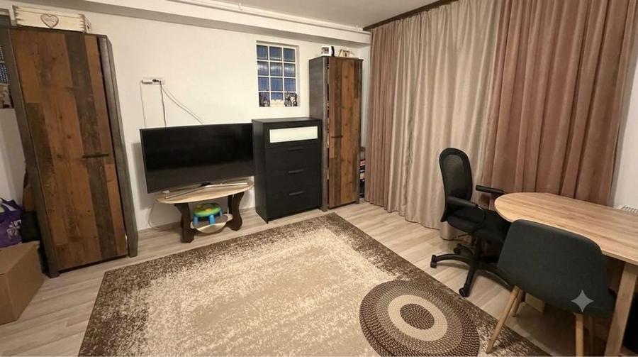 Apartament cu 3 camere semidecomandat în Giulești
