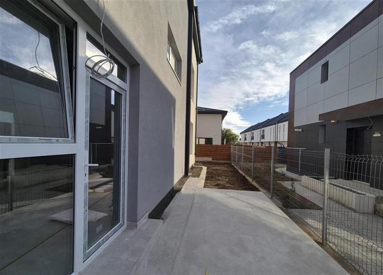 Duplex cu 4 camere cu Canalizare în Periferie