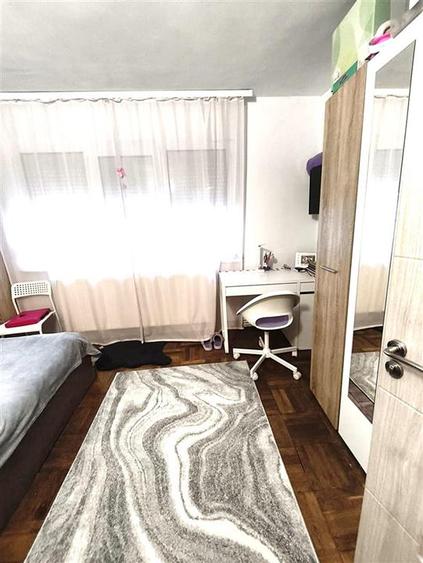 Apartament cu 3 camere semidecomandat, mobilat în Micro 3