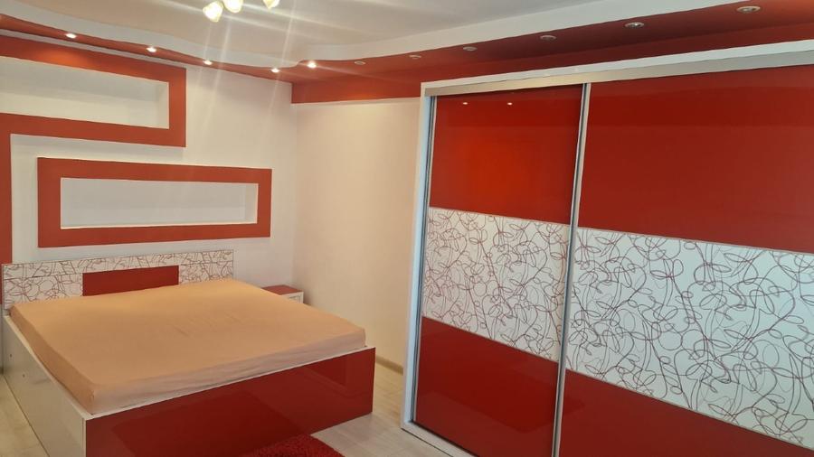 Apartament cu 3 camere decomandat în Calea București
