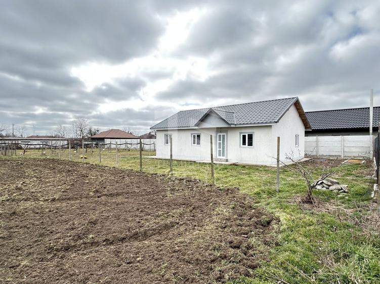 Casă individuală cu 4 camere cu Canalizare în Pecineaga