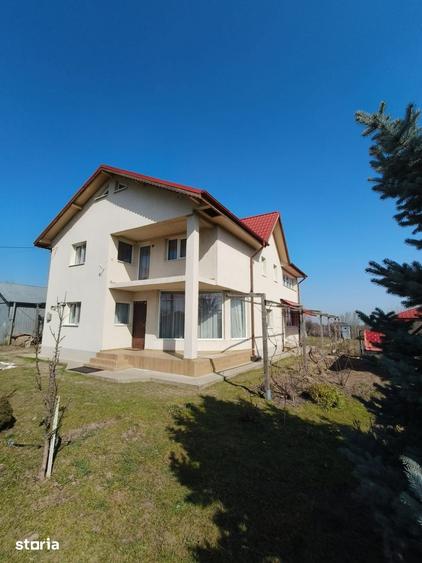Casă cu 8 camere cu Teren 4000 Mp în Vâlcelele