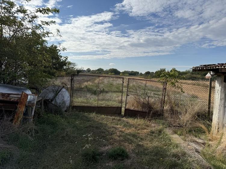 Casă cu 3 camere în Comloșu Mare
