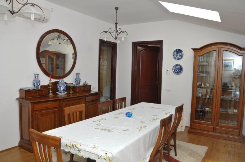 Casă cu 9 camere cu Teren 900 Mp în Central
