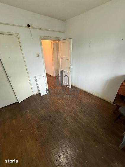 Apartament cu 3 camere semidecomandat în Calea București