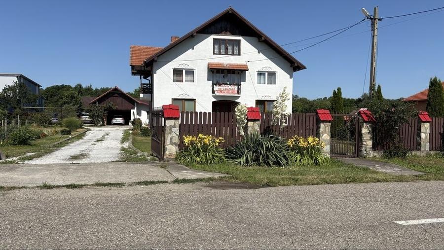 Casă cu 4 camere în Râu Bărbat