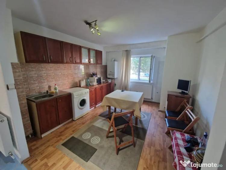 Apartament cu 3 camere decomandat în Hotvon