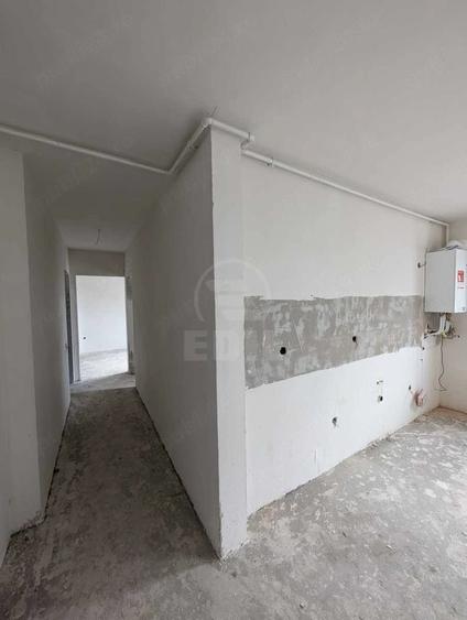 Apartament cu 3 camere semidecomandat în Florești