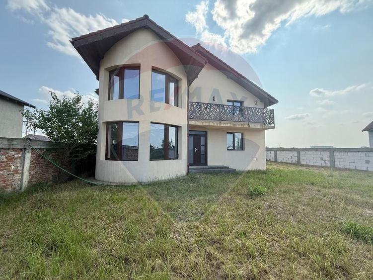 Casa / Vila cu 4 camere de vanzare in zona Ghercesti - 1