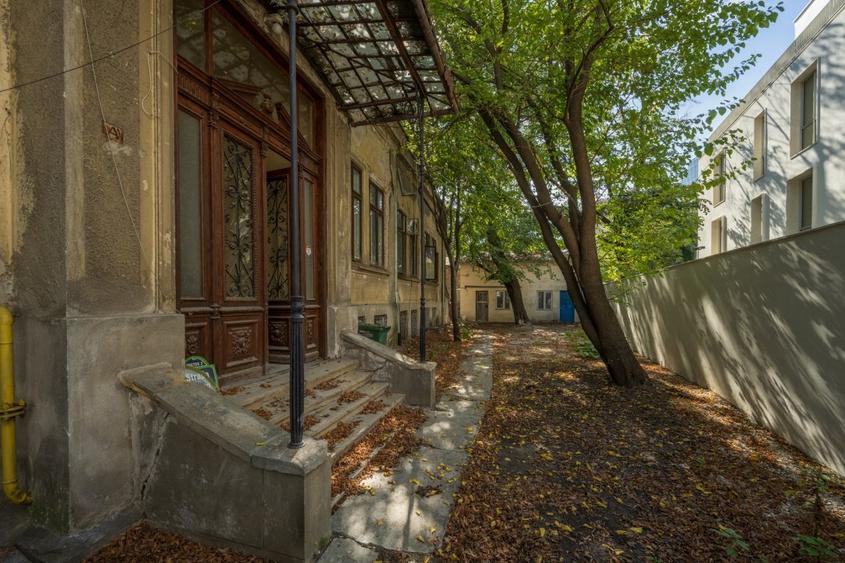 NOU pe Piata! Zona Armeneasca, str. Licurg nr.4. Casa-Vila, 7 camere.Teren 475mp - 2