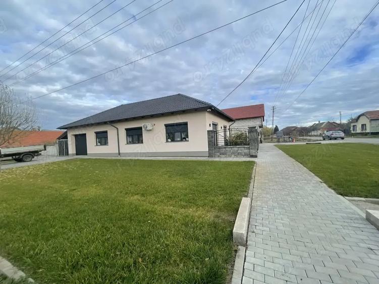 De vanzare Casa spa?ioasa ?i eleganta in zona Nadlac, jud. Arad - 5